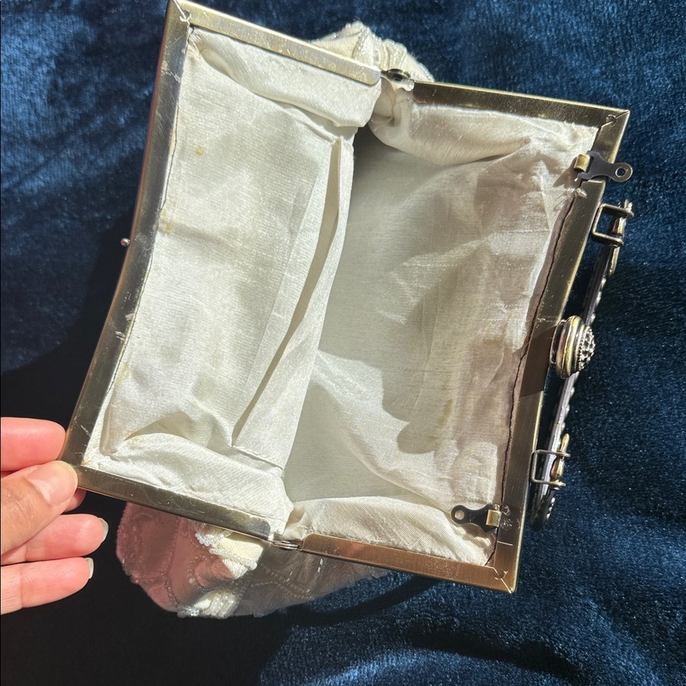 Vintage-Inspired Cream Clutch with Gold Handle - Picture 5 of 11